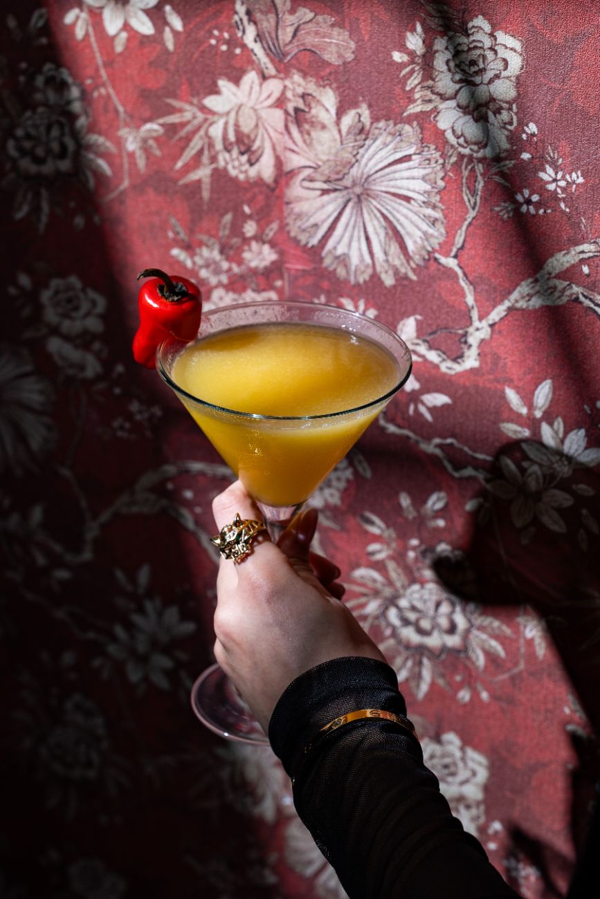 Un cocktail à la main