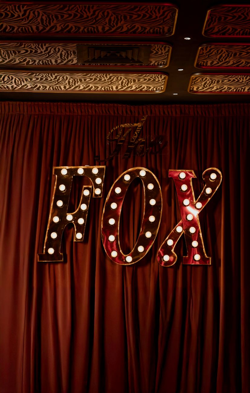 Les lettres lumineuses FOX devant le rideau
