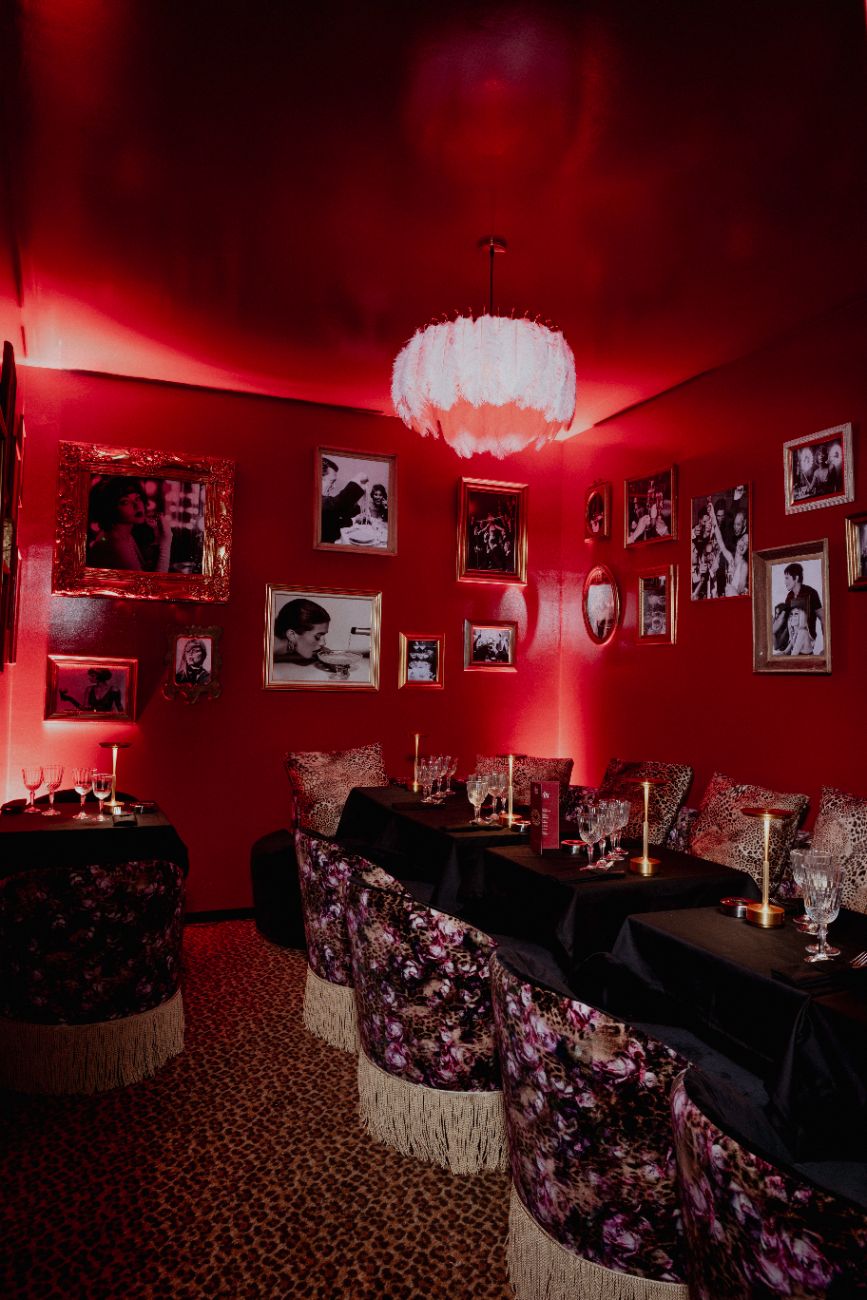 Le salon rouge et ses photos encadrées